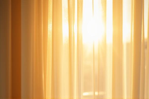Tende in seta cangiante che filtrano la luce in un salone elegante