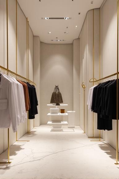 Interno di una boutique di alta moda con dettagli in oro e marmo